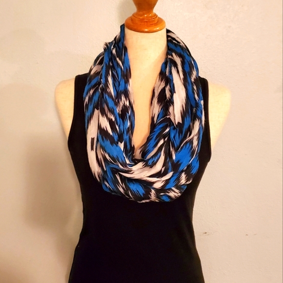 Geometric Print Infinity Scarf - Picture 1 of 3